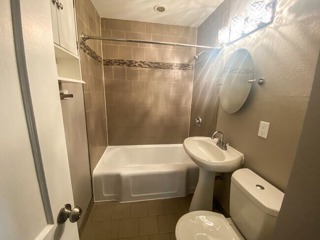 Building Photo - 2 Bedroom Single Family