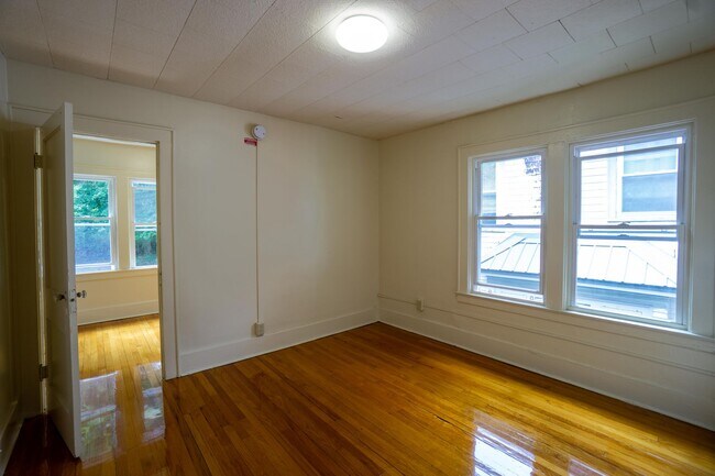 Building Photo - Single Family Home with Enclosed Front Por...