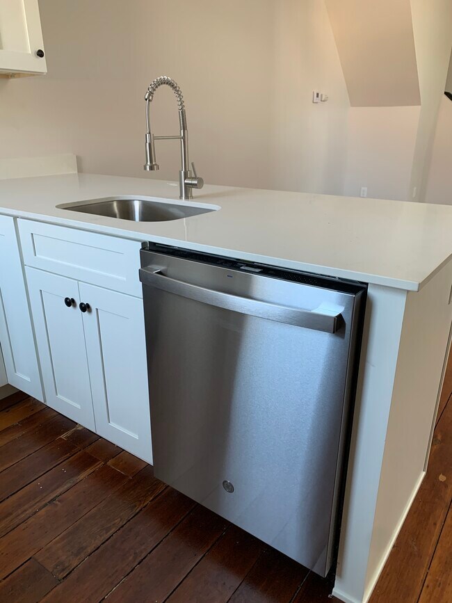 Building Photo - 128 W 9th St