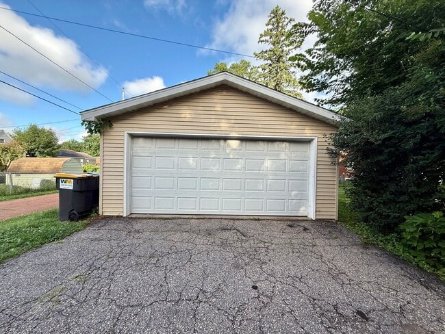 Building Photo - 3 Bed 1 Bath Single Family Home in Rothschild