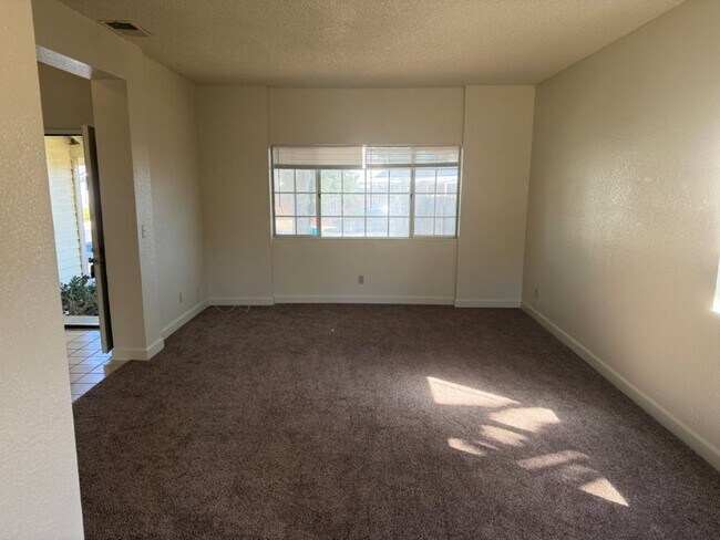 Building Photo - Browns Valley 3 Bedroom 2.5 Bath 2 Story w...