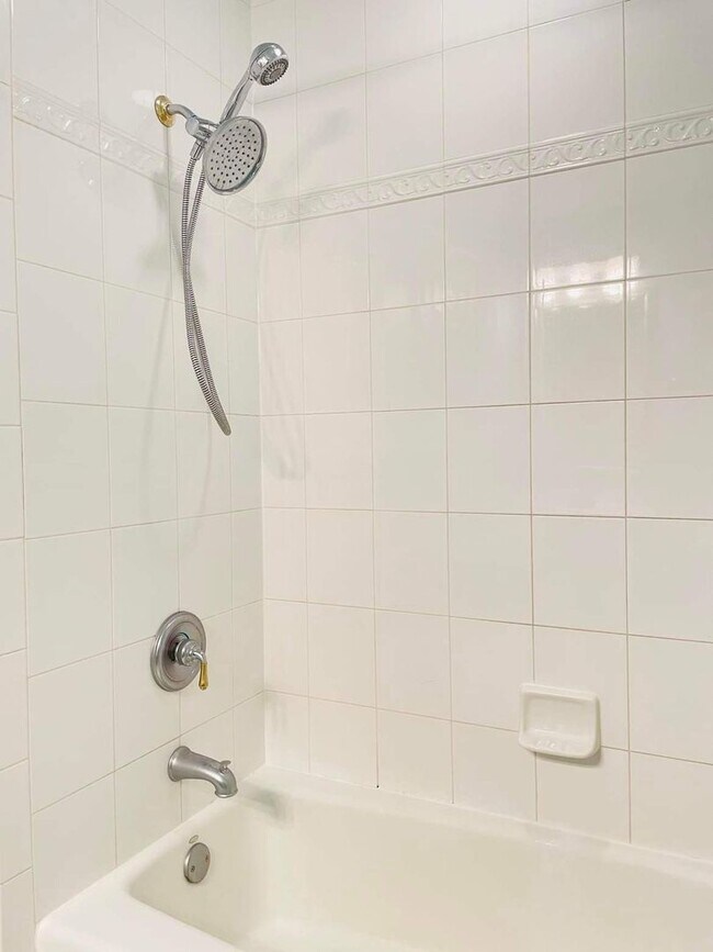 Building Photo - Downtown Elmhurst Gem – 3-Bed Townhome with Balcony, Courtyard & Garage