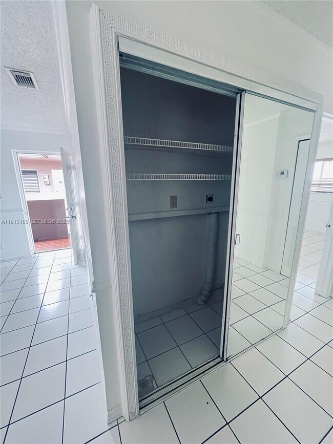 Building Photo - 2925 W 80th St