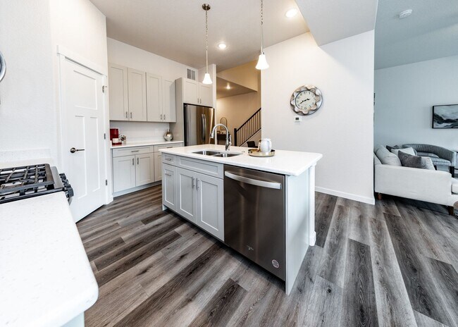 Building Photo - Fully Furnished 3 Bedroom 2.5 Bath Luxury Townhome by Garden of the Gods