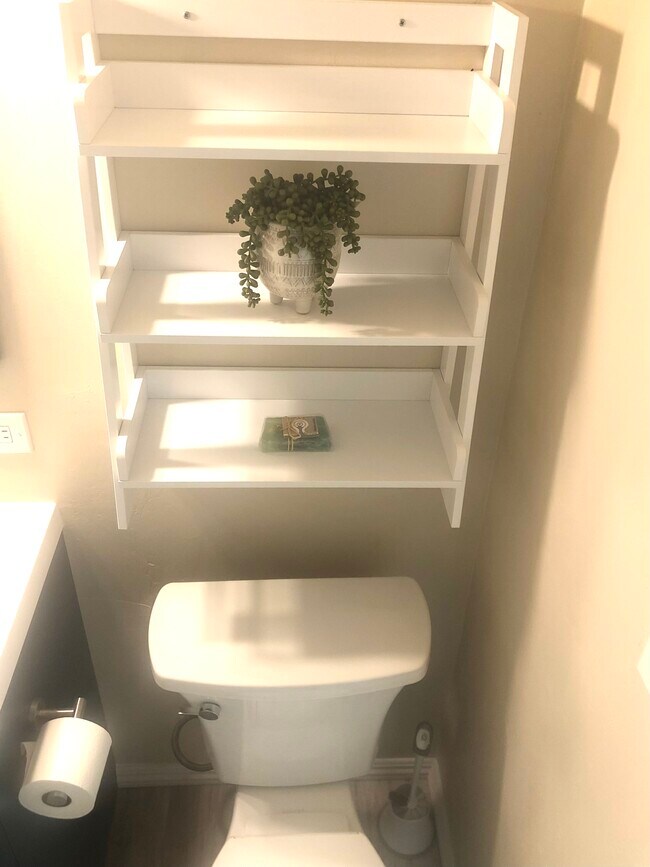 Building Photo - 1246 Oak St