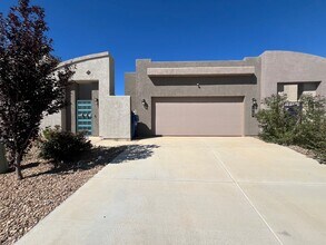 Building Photo - Modern 3 Bedroom 2 Bathroom Home In Los Lu...