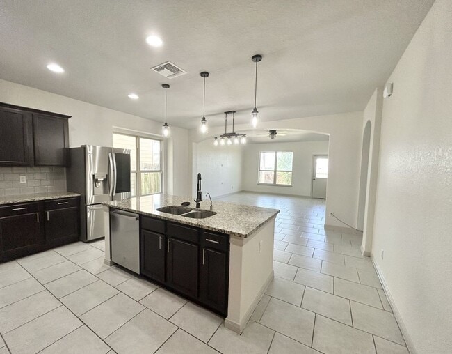 Primary Photo - Beautiful 5BED/3BATH House for Rent! Avail...