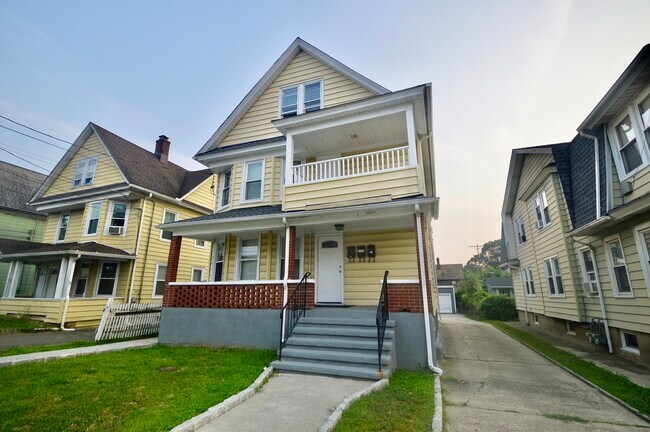 Primary Photo - 807 Brewster St