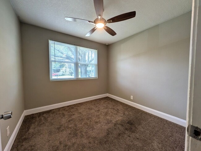 Building Photo - AVAILABLE NOW!! 3/1 Updated and Ready for a move-in!