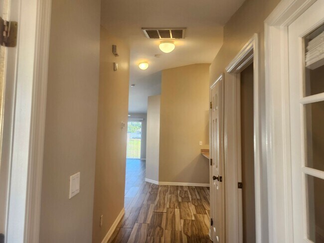 Building Photo - 2 Bedroom with Den 2 Bath 1 Car Garage Duplex In Cape Coral