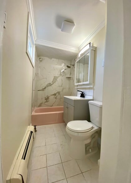 Full Bathroom - 55 Spring St