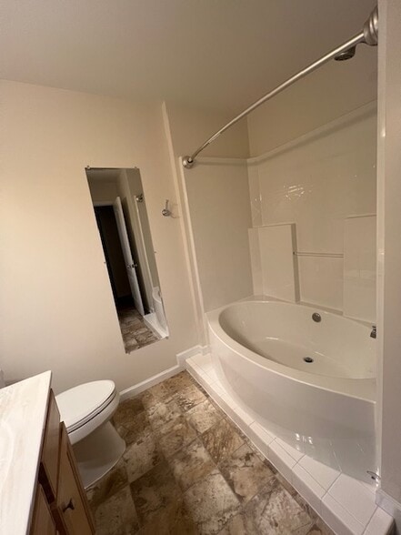 2nd bath with fancy tub - 4423 Via Condotti