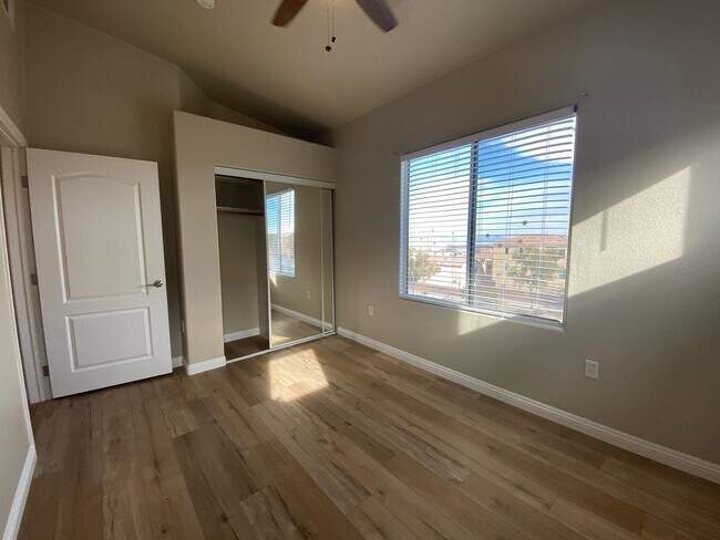 Building Photo - Modern Condo in Gated Community!