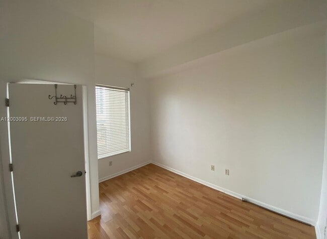 Building Photo - 10 SW South River Dr