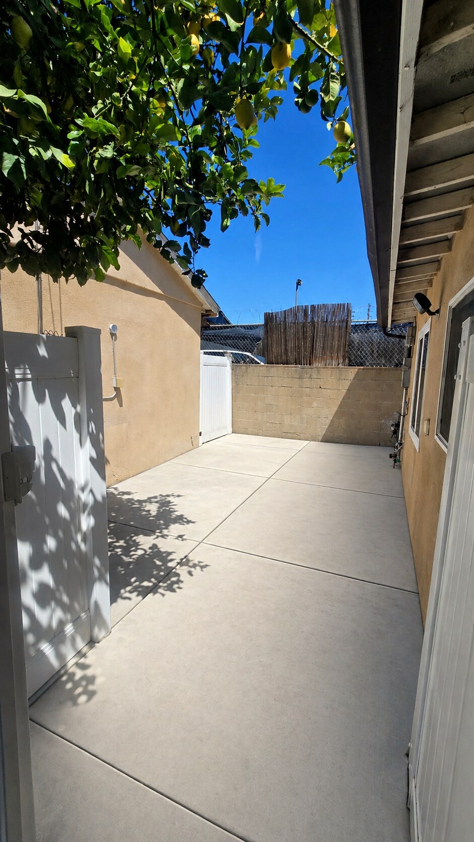 Building Photo - 6724 Simpson Ave