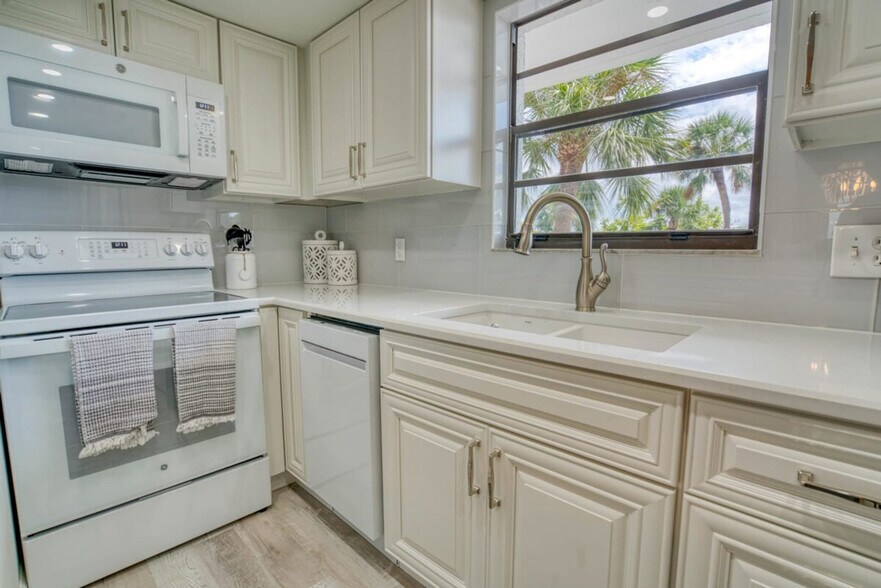 Building Photo - 600 Neapolitan Way