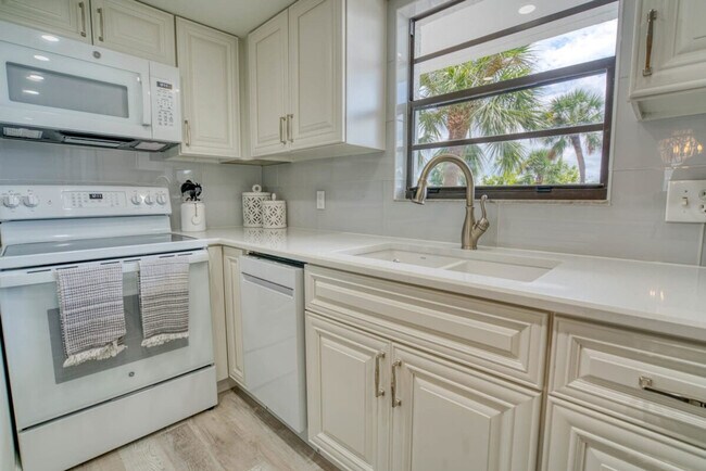 Building Photo - 600 Neapolitan Way