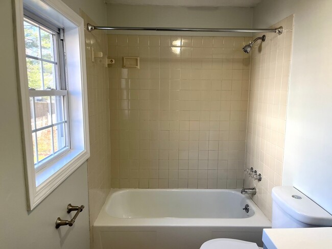 Building Photo - 2BR/1BA Available Now!! - Newly Renovated!...