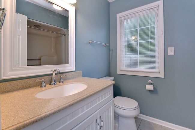 Building Photo - Beautifully Renovated Running Man Gem - Co...