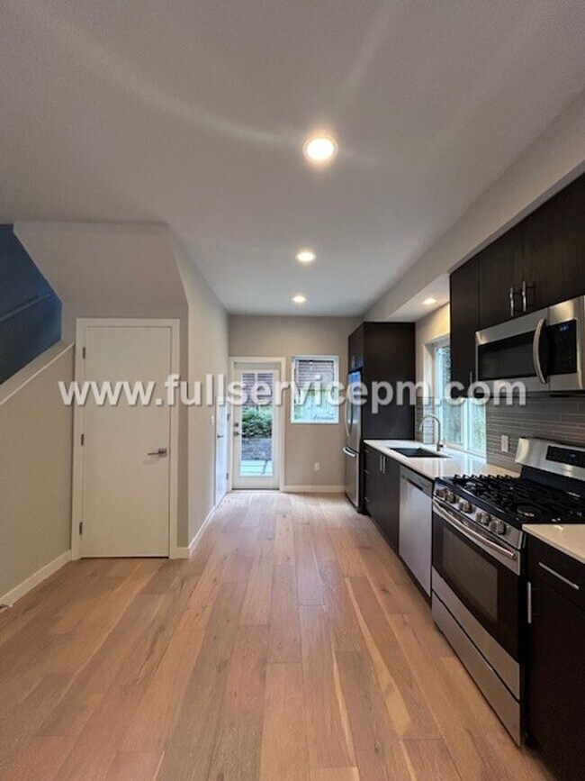 Building Photo - Contemporary 3 BD Mt. Baker Townhome! Location!!