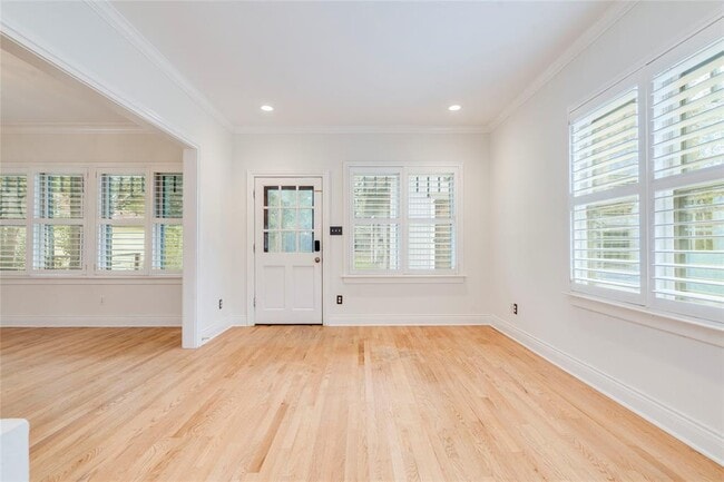 Building Photo - 512 E 49th St