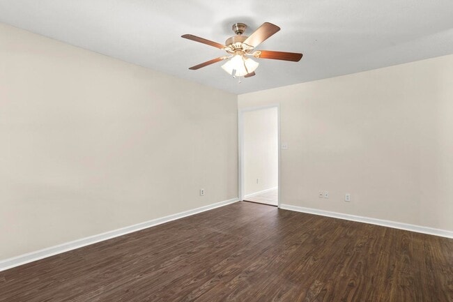 Building Photo - Minutes to Back Gate of Camp Lejeune!