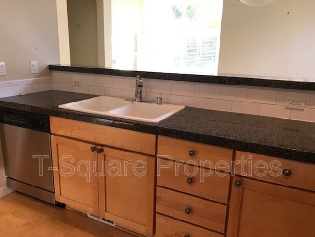 Building Photo - 13824 N Creek Dr