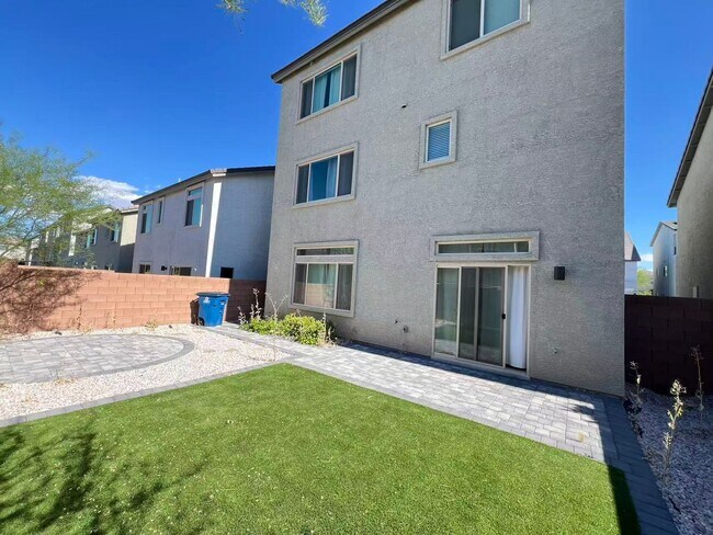 Building Photo - Beautiful 3-story home with 4 bedrooms and 3.5 bathrooms