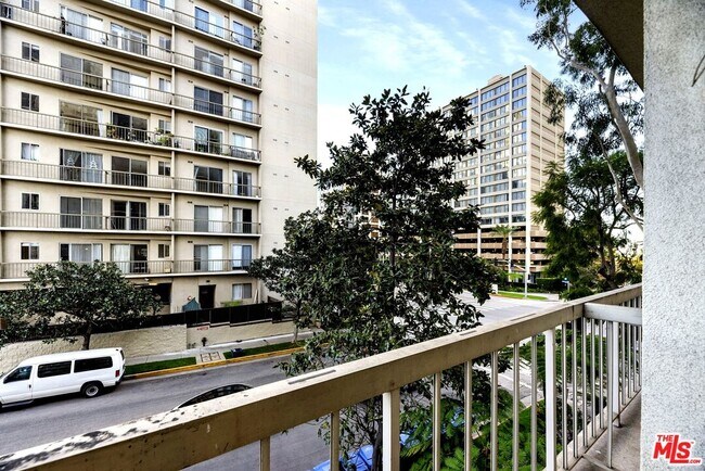 Building Photo - 10751 Wilshire Blvd