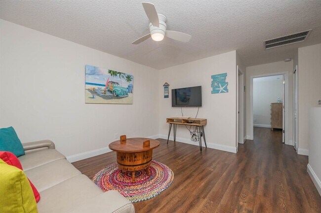 Building Photo - 6832 Middleton Ave