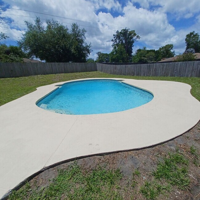 Building Photo - 2295 Foxwood Dr
