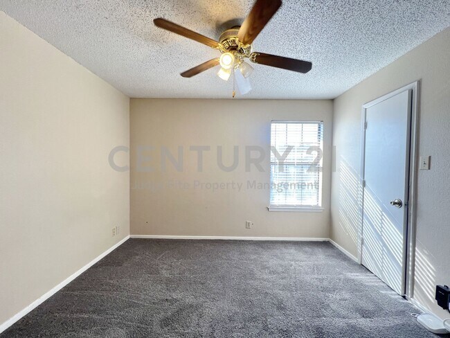 Building Photo - 929 W Hickory St