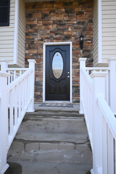 Building Photo - 615 Concord Rd