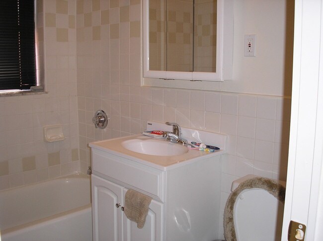 Building Photo - Modern Kit/Bath, Heat/HW included, Professional Managers