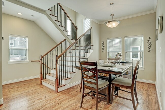 Building Photo - 936 W 26th St