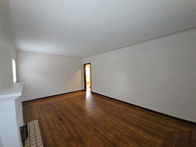 Building Photo - 4379 Ridgeview Ave