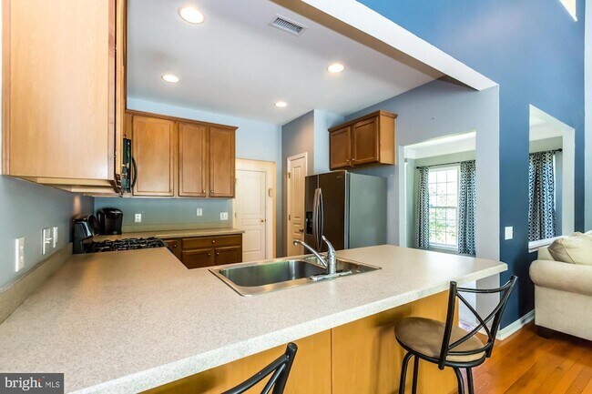 Building Photo - 684 Churchill Rd