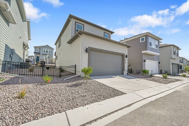 Building Photo - $2,495.00, 3 bed,2.5 bath located in Color...