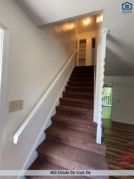 Building Photo - 402 Oriole Dr