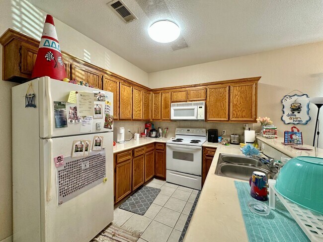 Building Photo - 2010 Marie Dr