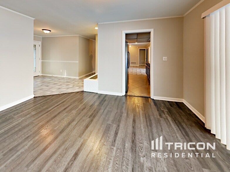 Building Photo - 7102 Woodfield Dr