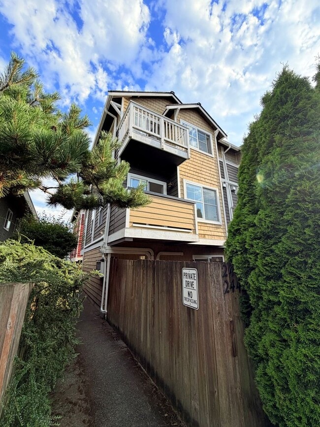 Building Photo - Lovely Ballard Townhome - Exceptional Location! AVAILABLE NOW!