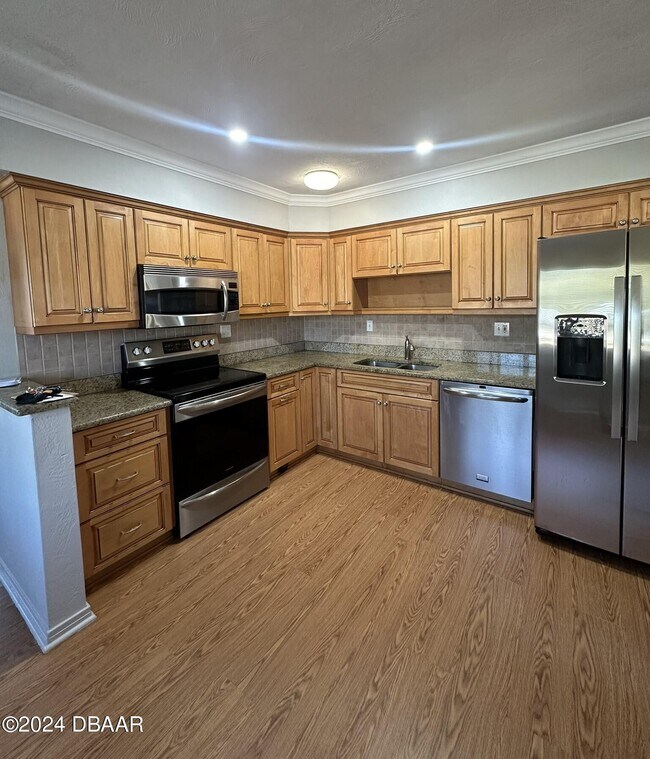 Building Photo - 736 White St