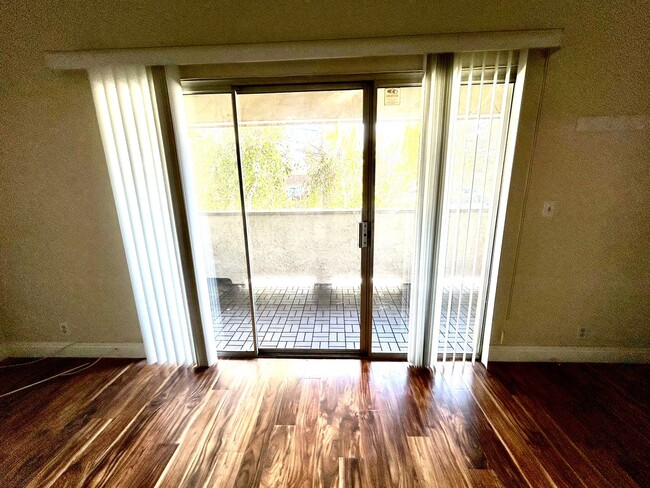Building Photo - Great location! 2 bed 2 bath Simi Valley condo!