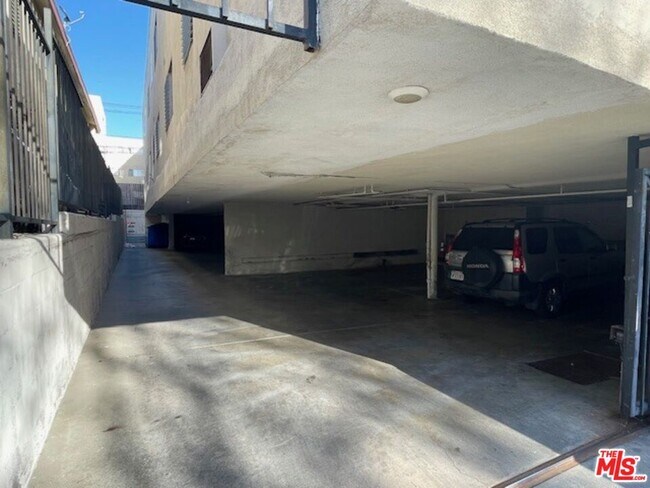 Building Photo - 832 S Gramercy Pl