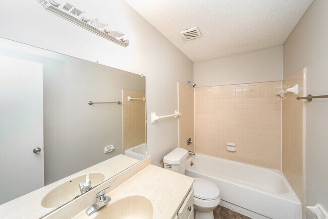 Building Photo - 2604 Lynnfield Rd