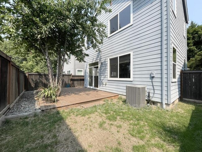 Building Photo - 321 NE 66th Ave