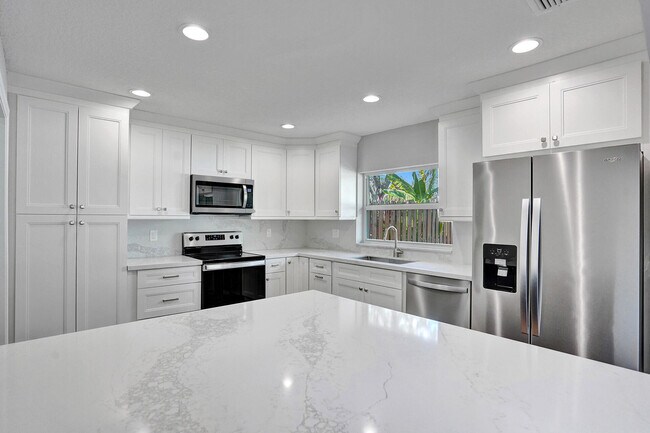 Building Photo - 9821 NW 5th Pl