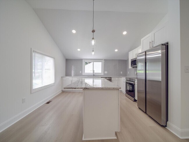 Building Photo - Beautifully Remodeled 3-bedroom, 2 bath house