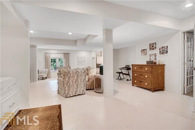 Building Photo - 1042 Northcliffe Dr NW